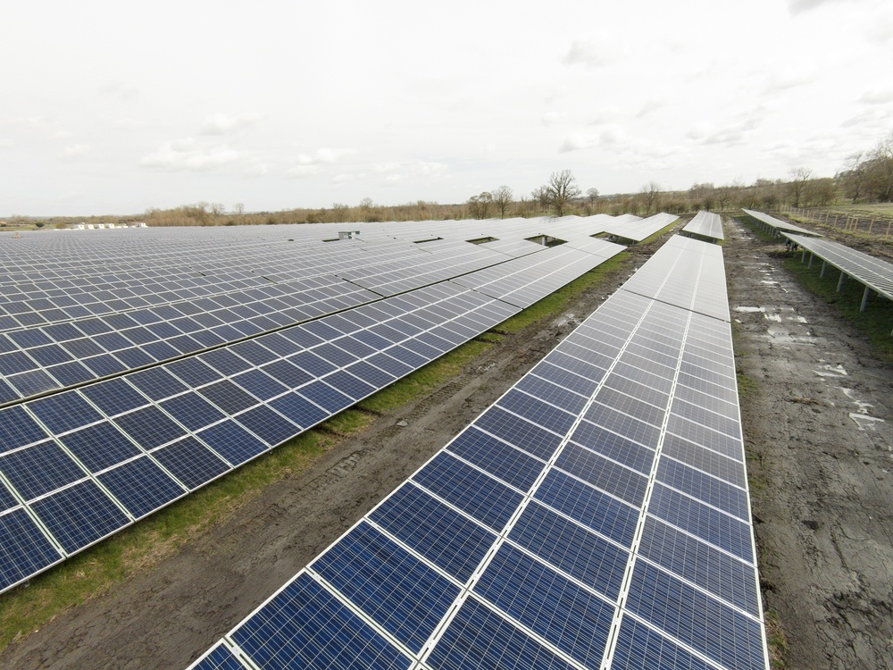 large-solar-farm-in-England-producing-electricity